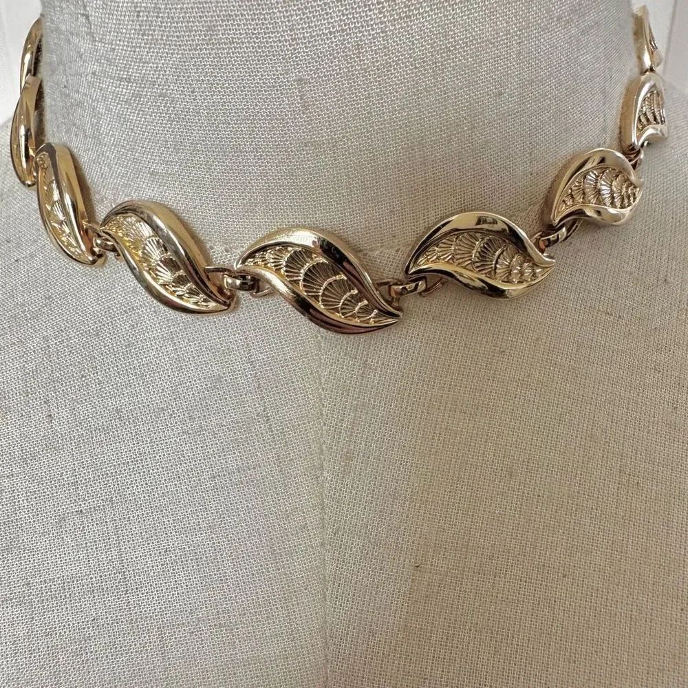 vintage monet gold tone leaf choker necklace